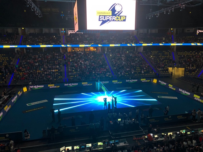 Spektakuläre Weltpremiere / LED-Videoboden aus Glas beeindruckt beim Volleyball Supercup