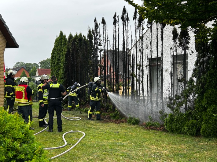 FW-ROW: Koniferen bei Gasbrennerarbeiten abgebrannt