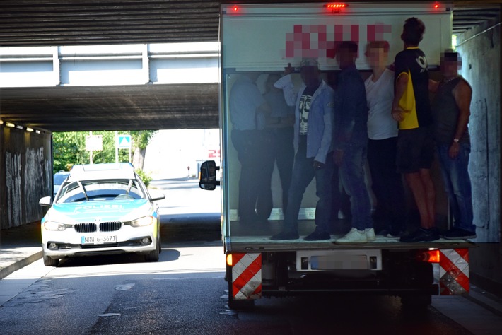 POL-HF: Kleintransporter unter Brücke festgefahren -
Bürger und Polizei lösen das Problem