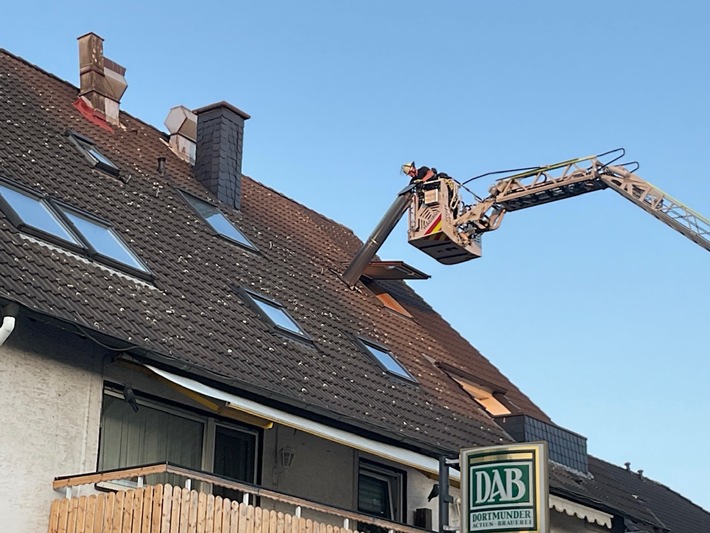 FW-DO: Kaminrohr droht auf Straße zu stürzen - Einsatz mit Drehleiter