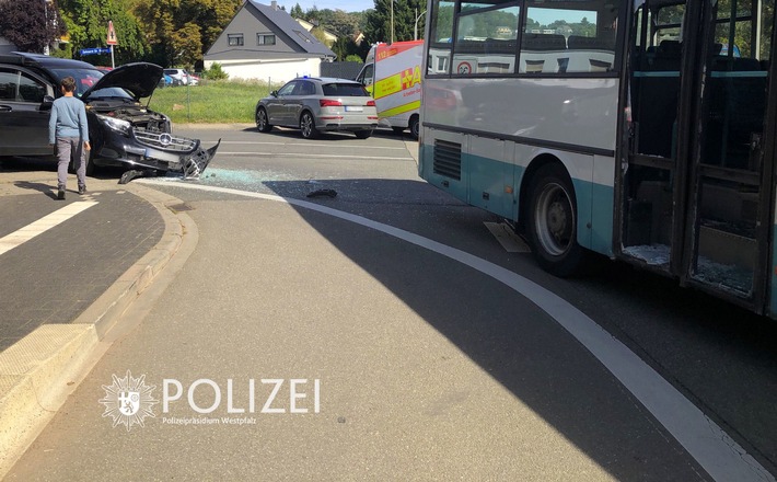 POL-PPWP: Unfall mit Schulbus- Zeugen gesucht