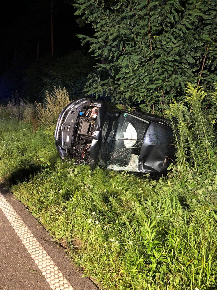 POL-PDLU: PKW überschlägt sich nach Unfall