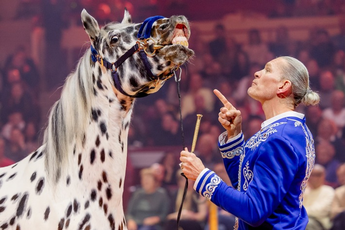 Bekommt Götz Otto seinen ersten Pferdekuss? Der Schauspieler trifft in "Stars in der Manege" am Freitag auf den Schimmel Zurano