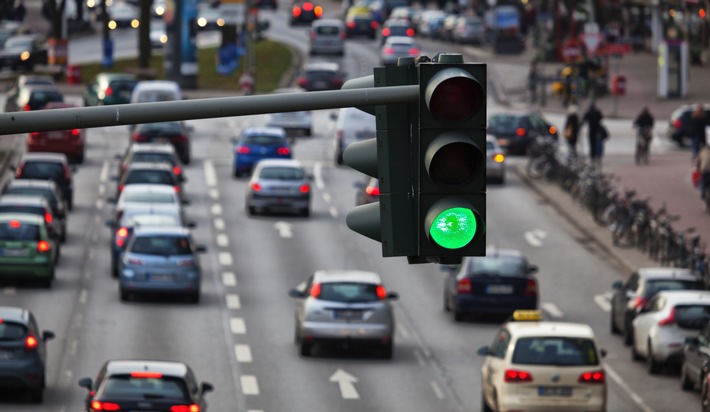 Betriebsziel Verkehrssicherheit / Magazin "etem" zeigt, was Unternehmen tun können, um die Sicherheit ihrer Beschäftigten im Straßenverkehr zu verbessern.