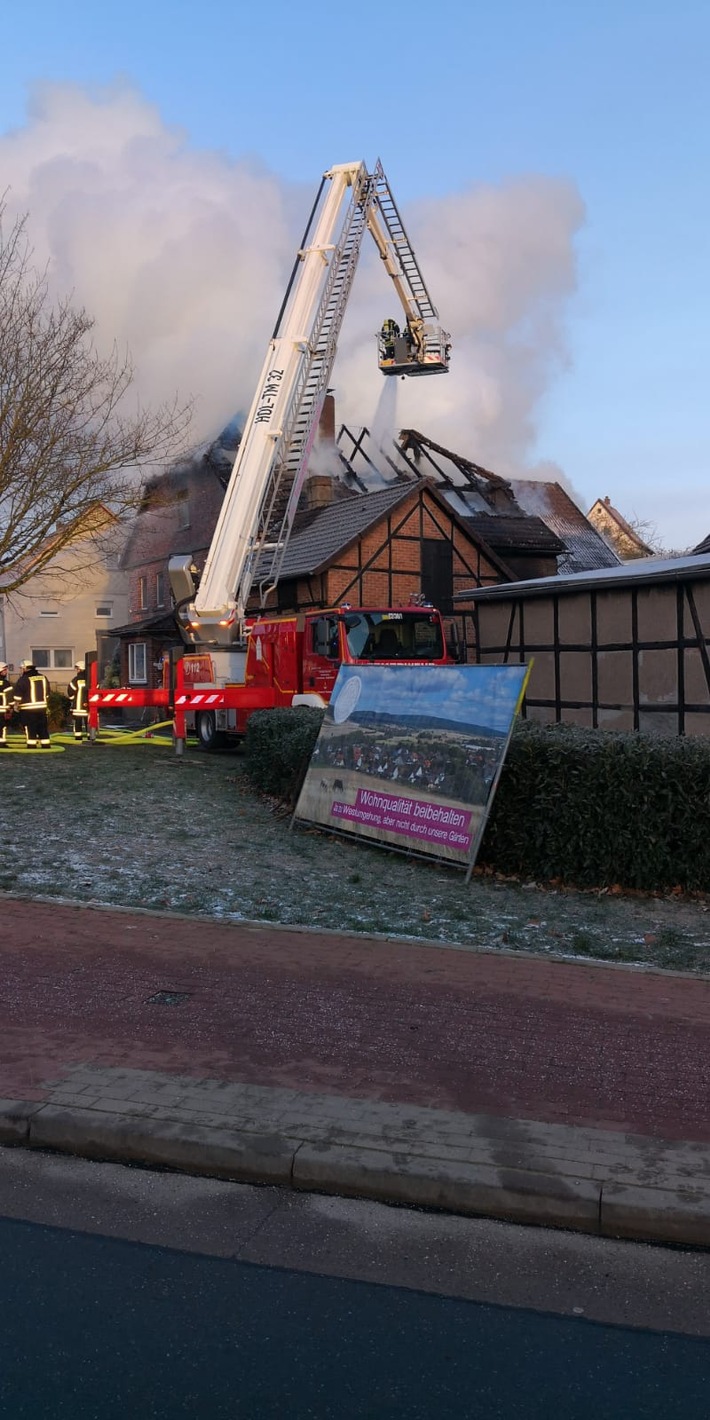 POL-HOL: Wohnhaus brennt in den Morgenstunden nieder - 2 verletzte Bewohner im Krankenhaus - hoher Sachschaden