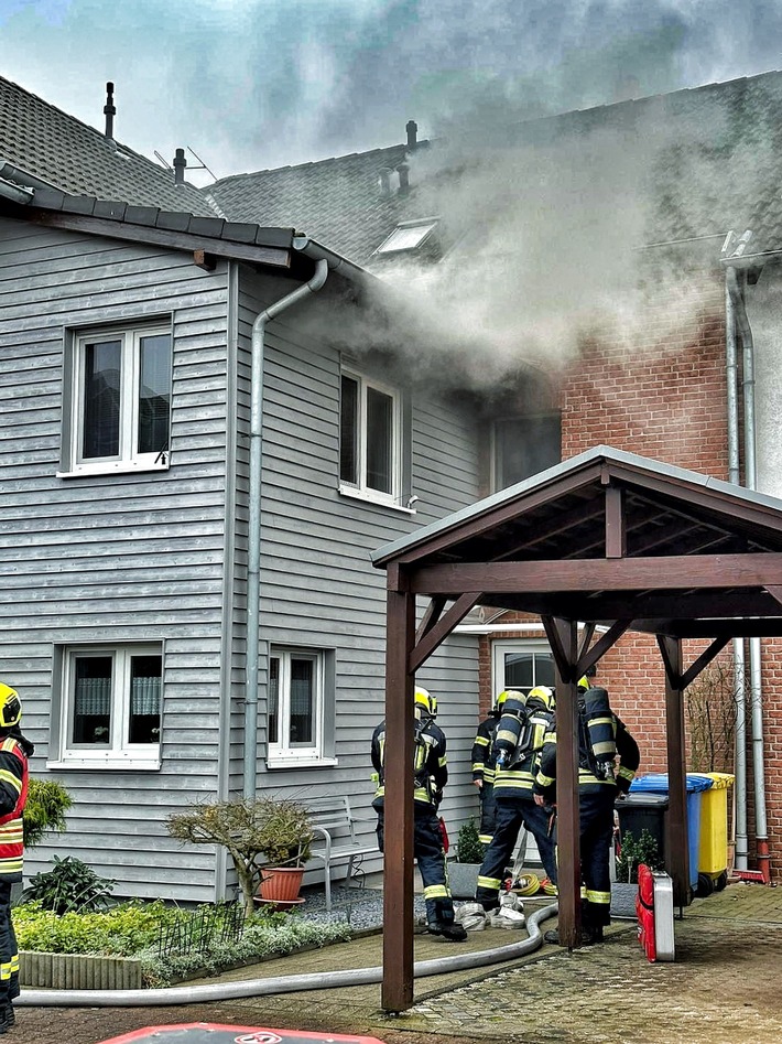 FW-NE: Kellerbrand sorgt für zweistündigen Einsatz | Keine Verletzten