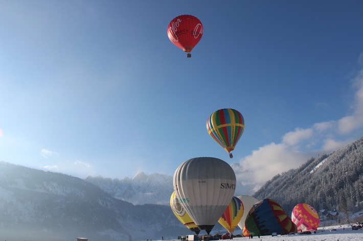 Himmel voller Ballone - Dachstein Alpentrophy mit der &quot;Großen Nacht der Ballone&quot; vom 14. bis 21. Jänner in Gosau - BILD