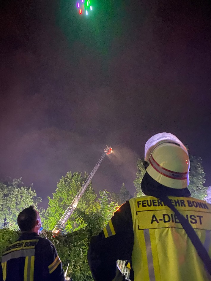 FW-BN: Großbrand beschädigt Turnhalle in Tannenbusch