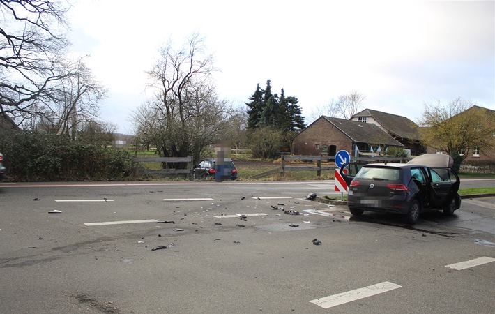 POL-KR: Traar: Auto landet nach Unfall auf Pferdewiese - Zwei Leichtverletzte