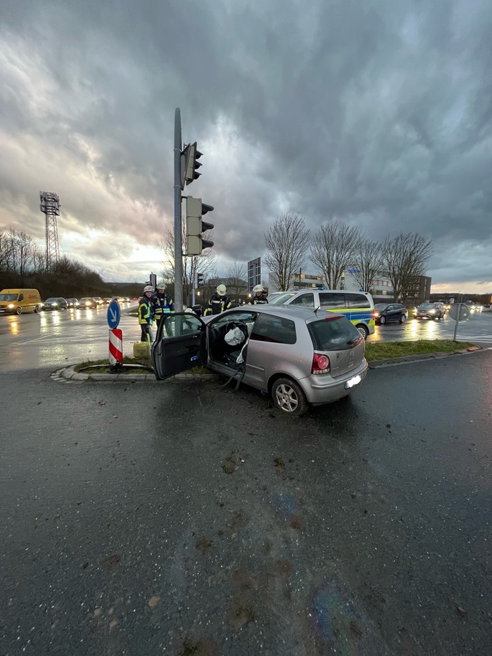 POL-BI: Sekundenschlaf endet vor Ampelmast