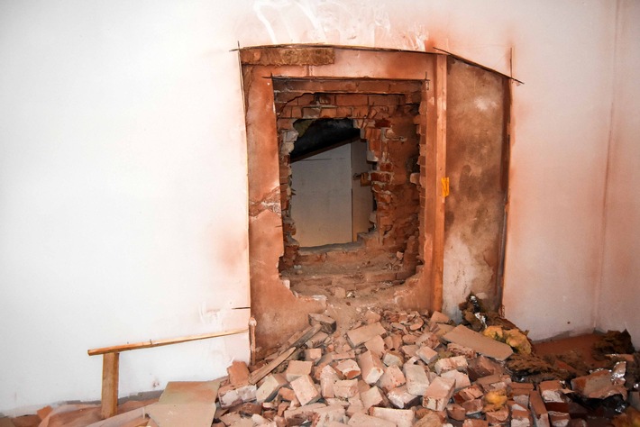POL-Bremerhaven: Loch in die Mauer geschlagen: Einbrecher kommen durch die Wand