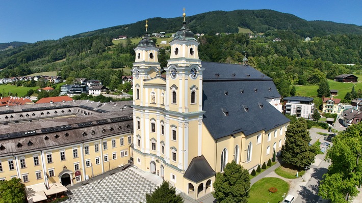 146 748 Schiefersteine für Österreichs Kulturschatz / Rathscheck liefert Steinschindeldeckung für die Sanierung der berühmten Basilika Mondsee im Salzkammergut
