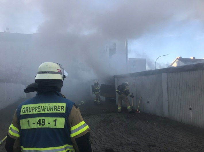 FW Bremerhaven: Feuer in Garagenhof
