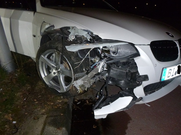 POL-BI: BMW landet an Laterne - Zeugen nach Unfall gesucht