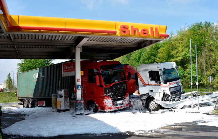 FW-DO: Verkehrsunfall mit zwei LKW an einer Tankstelle // Rettungsgasse wieder zugestellt