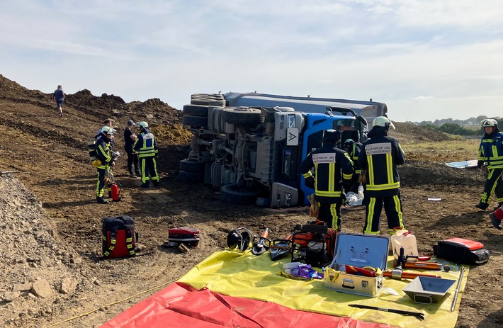 FW-BO: Feuerwehr befreit Fahrer aus umgestürzten LKW