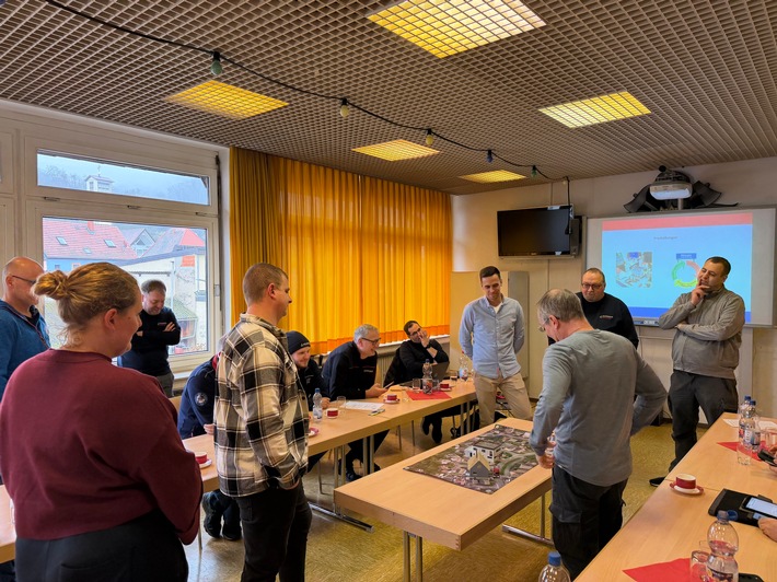 FW Weinheim: Führungsseminar der Weinheimer Feuerwehr - Führung trainieren, Zusammenarbeit stärken