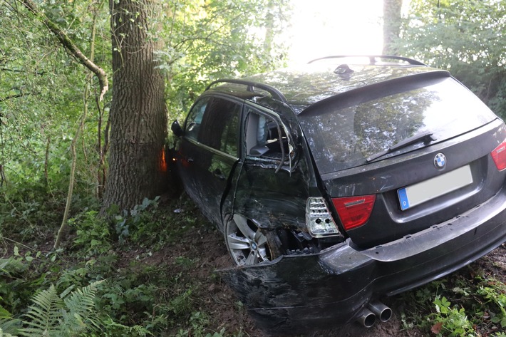 POL-HF: Verkehrsunfall - Auto prallt gegen Baum