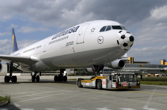 Himmlischer Kopfball / Mit dem Fußball über den Wolken hat Lufthansa die Nase vorn - FC Bayern auf Jungfernflug