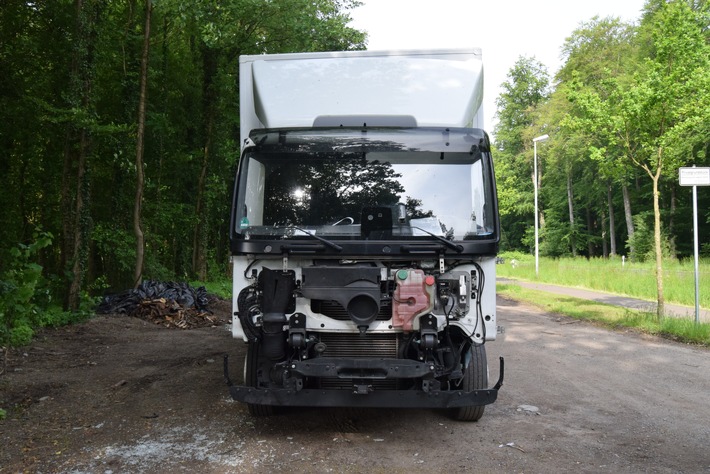 POL-NI: Fahrzeugteile eines Lkw entwendet.