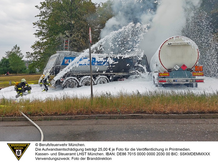FW-M: Brand von zwei Lastwagen (Moosach)