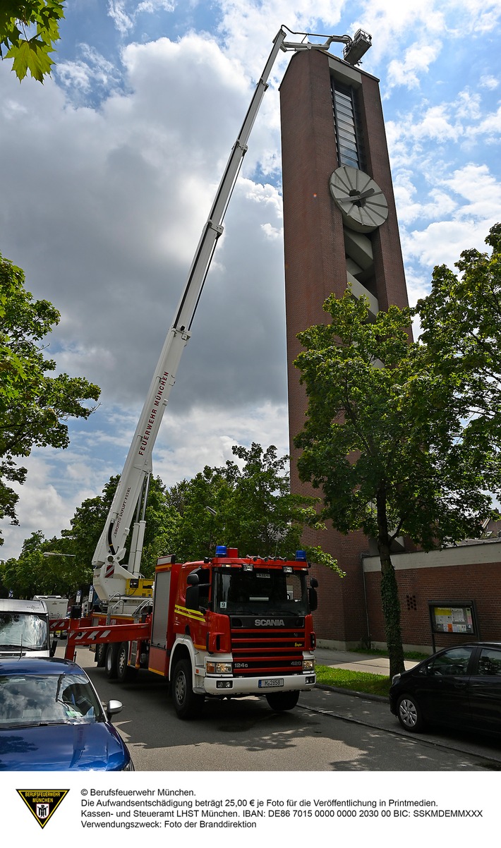 FW-M: Kirchturm verliert Blechteile (Untergiesing)