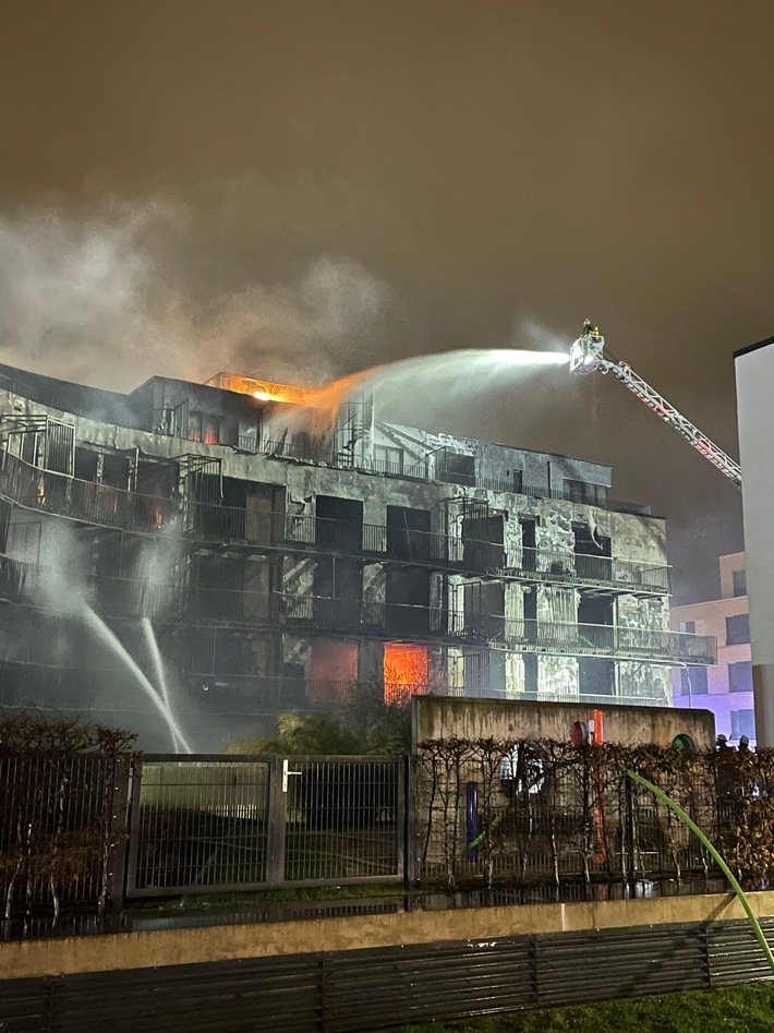 FW-E: Gemeldetes Feuer auf Balkon greift auf gesamten Wohnblock über, mehr als 150 Feuerwehrkräfte im Einsatz, nach aktuellem Stand sind drei Personen verletzt