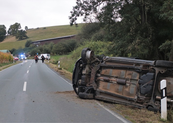 POL-HX: Unfall auf der L890: Beide Autos überschlagen sich