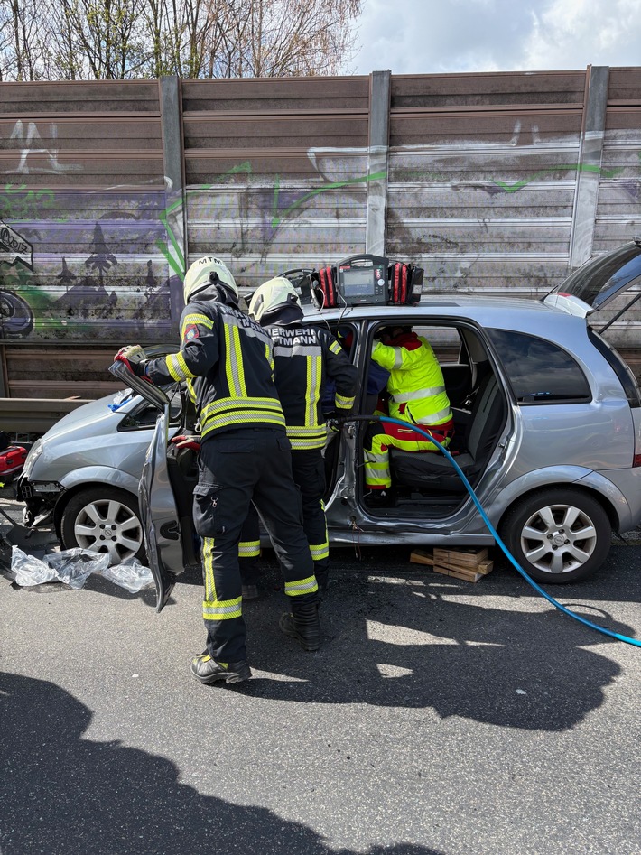 FW Mettmann: schwerer Verkehrsunfall zwischen PKW und LKW