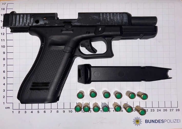 BPOL NRW: Bundespolizei findet Schreckschusswaffe