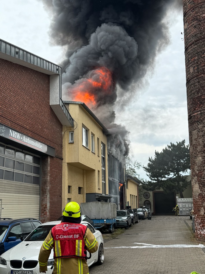 FW Ratingen: Großbrand in Gewerbegebiet - Rauchwolke zieht über Ratinger Stadtgebiet