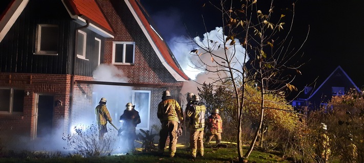 POL-STD: Feuer in Einfamilienhaus in Stade, Unbekannte Brandstifter versuchen Auto in Buxtehude anzustecken - Polizei kann mit Feuerlöscher größeren Schaden verhindern, Einbrecher in Buxtehude