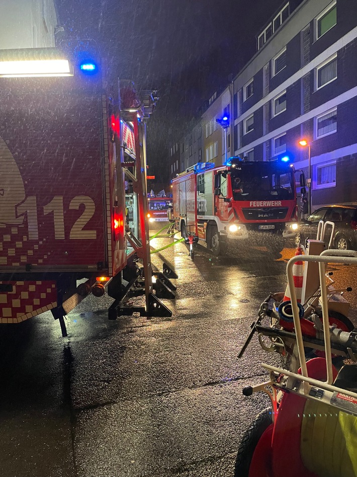 FW-E: Ausgedehnter Wohnungsbrand in einer Dachgeschosswohnung - eine Person gerettet