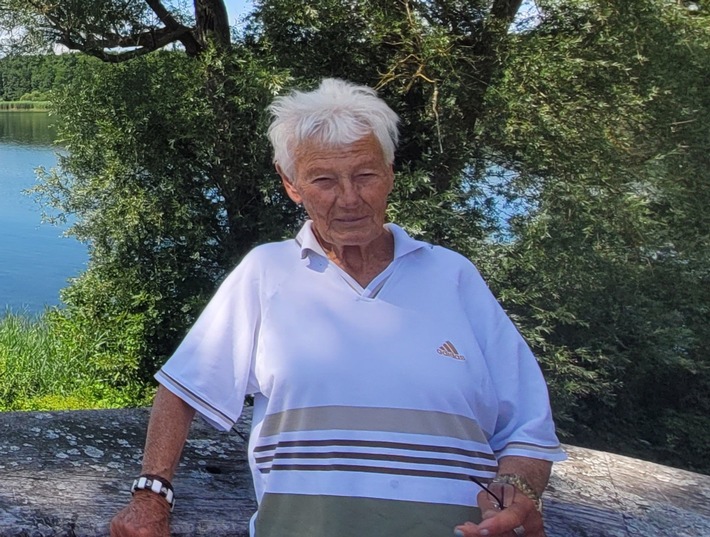 POL-RZ: Öffentlichkeitsfahndung - 84-jähriger Seniorin aus Groß Grönau vermisst - Polizei bitte um Mithilfe der Bevölkerung und der Medien