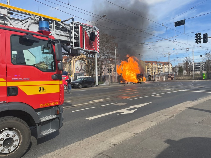 FW Dresden: Update: Gasleitung gerät in Brand - Explosionen und starke Hitze- und Rauchentwicklung