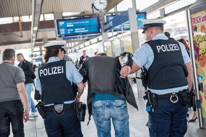 BPOL-KS: Schwarzfahrer tritt nach Bundespolizisten