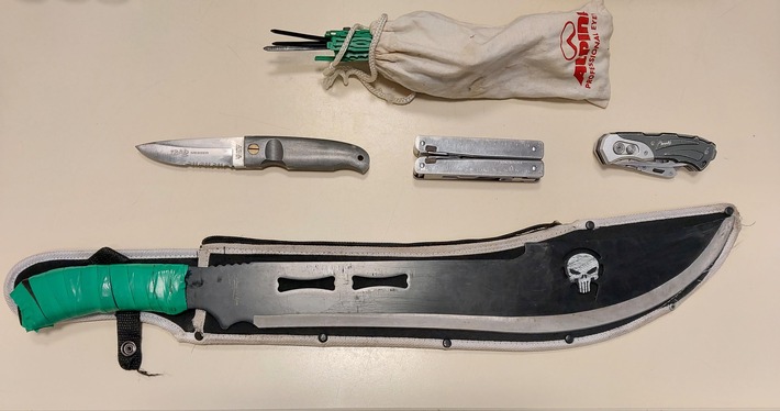 BPOLI DD: Mann mit Machete und Drogen in Einkaufsmarkt am Bahnhof Dresden-Neustadt festgestellt