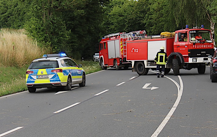 POL-HM: Pkw prallt bei Bäntorf gegen Baum - B442 gesperrt - Rettungshubschrauber im Einsatz