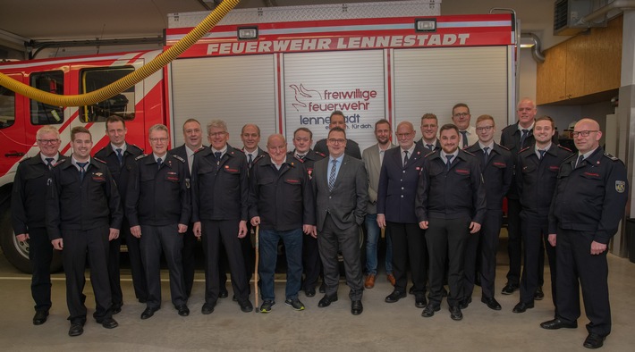 FW-OE: Jahresdienstbesprechung des Einsatzbereichs 4 der Feuerwehr Lennestadt - Ehrung für 70 Jahre