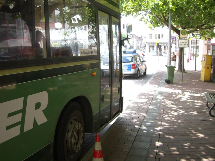 POL-HOL: Holzminden: Bushaltestelle Haarmannplatz: Fußgängerin von Linienbus erfasst - 81-jährige Fußgängerin schwer verletzt / Zeugen gesucht -