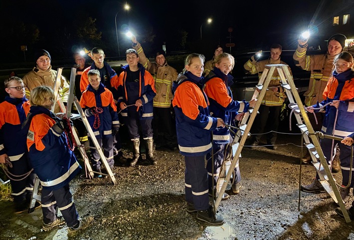 FW-PB: Junge Brandschützer entdecken die Gemeinde Altenbeken