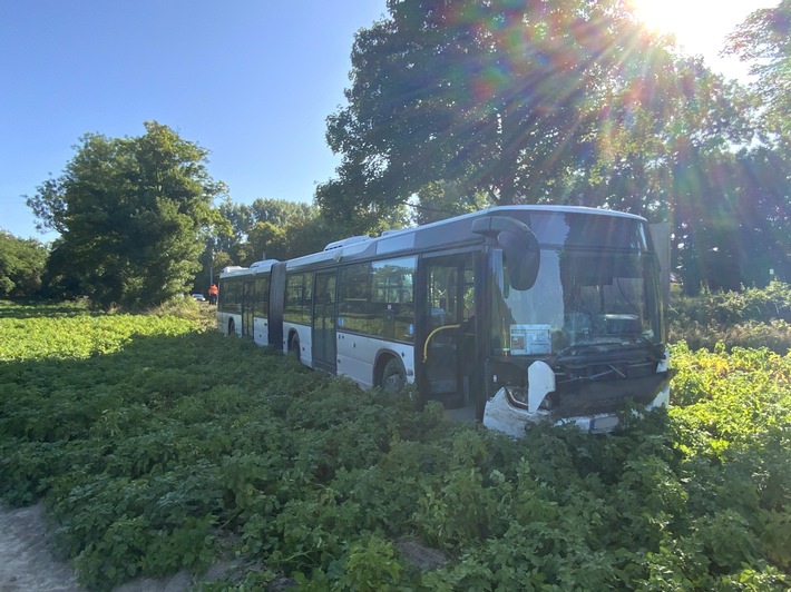 FW Ratingen: Unfall mit Linienbus endet ohne Verletzte
