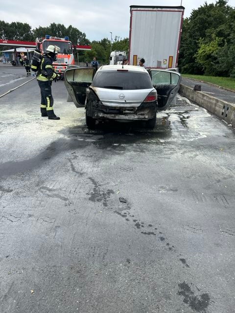 POL-WI: +++Fahrzeugbrand an Tankstelle+++