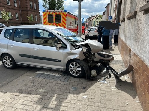 POL-PIZW: Gaspedal durchgetreten und gegen Hauswand gefahren-Drei Verletzte