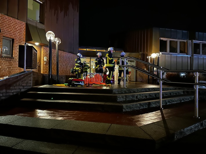 FW Hennef: B 4 Gebäude in Hochschule; Sirenenalarm