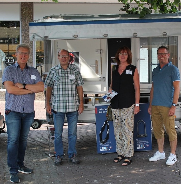 POL-KLE: Emmerich a. R. - Präventionsstand der Polizei auf dem Geistmarkt / Informationen zu u. a. Einbruchschutz und Telefonbetrug