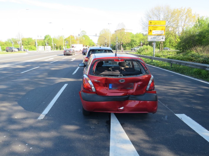 POL-ME: Betrunkener Autofahrer flüchtet mit Taxi vom Unfallort - Hilden - 220471