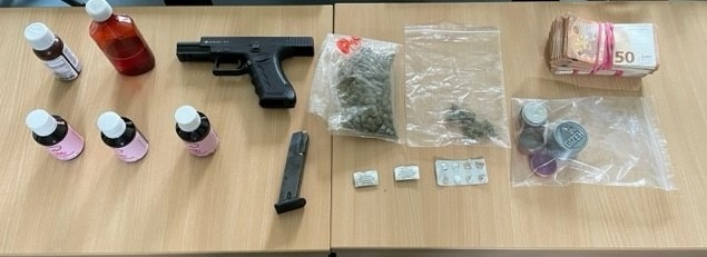 POL-DO: Kontrollen auf der A1 bei Hagen: Dortmunder Polizei entdeckt Bargeld, Drogen und Waffe in Tourbus eines Musikers