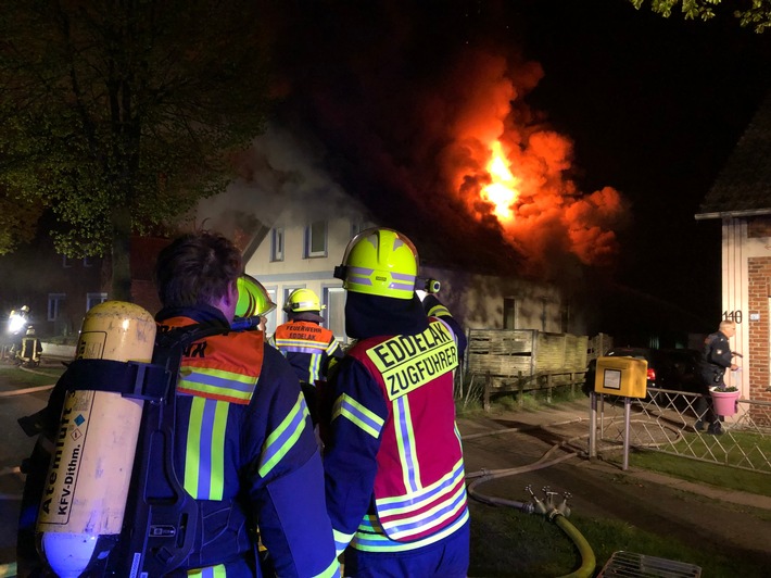 FW-HEI: Einfamilienhaus wird in Averlak Raub von Flammen