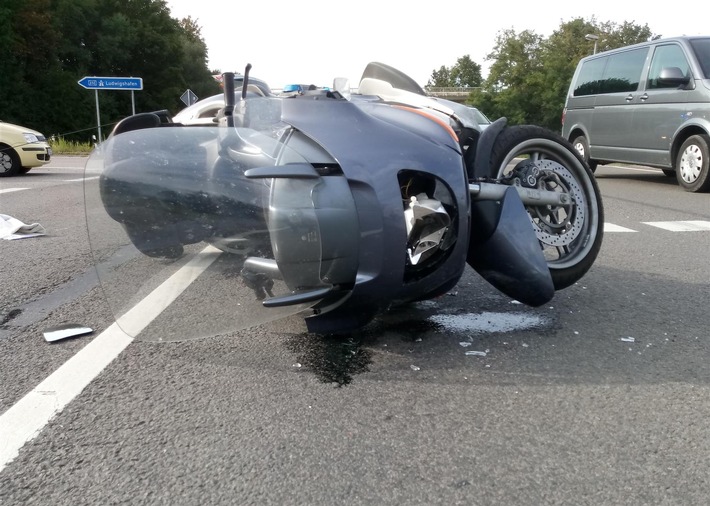 POL-PDLU: Schwerer Verkehrsunfall zwischen PKW und Motorradfahrer